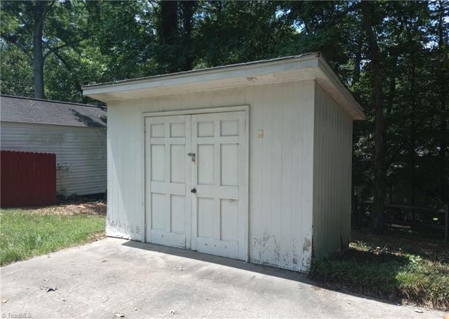 606 Willowmoore Avenue, Thomasville, NC 27360