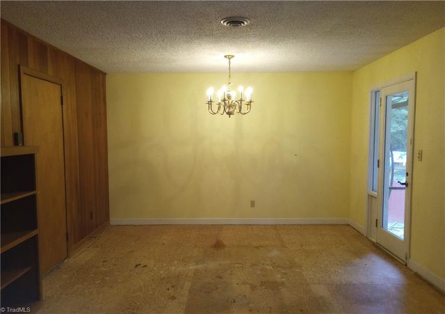 606 Willowmoore Avenue, Thomasville, NC 27360