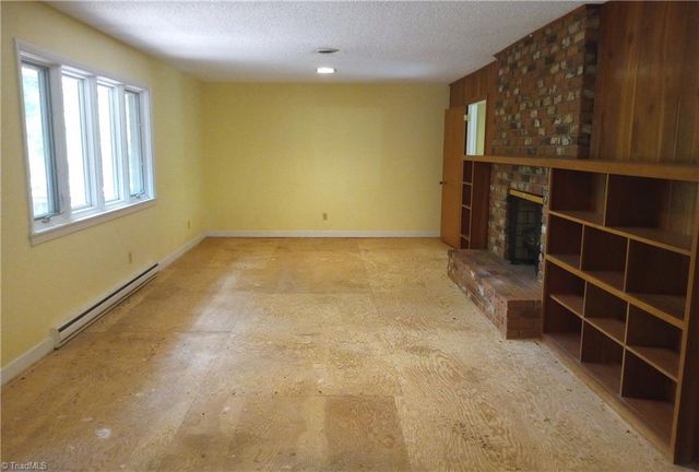 606 Willowmoore Avenue, Thomasville, NC 27360