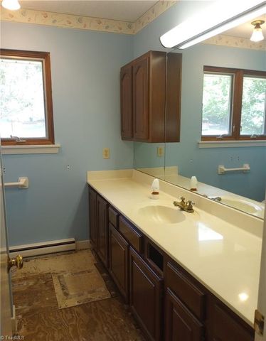 606 Willowmoore Avenue, Thomasville, NC 27360