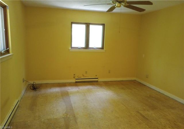 606 Willowmoore Avenue, Thomasville, NC 27360