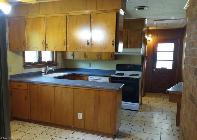 606 Willowmoore Avenue, Thomasville, NC 27360