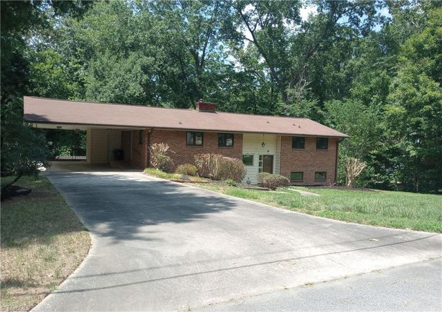 606 Willowmoore Avenue, Thomasville, NC 27360