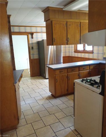 606 Willowmoore Avenue, Thomasville, NC 27360