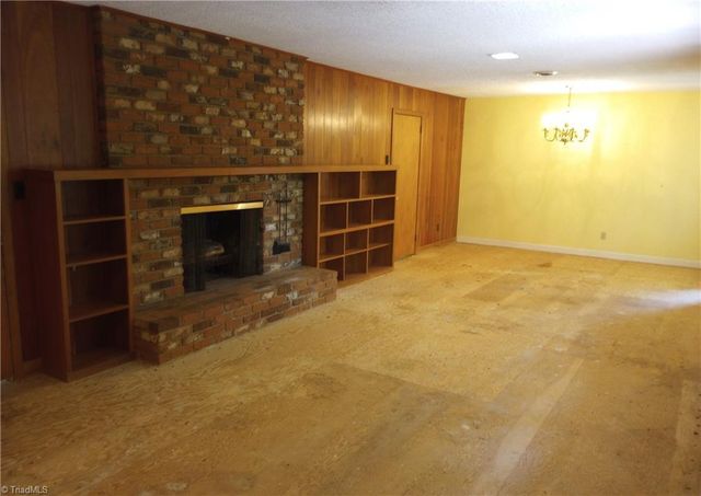 606 Willowmoore Avenue, Thomasville, NC 27360