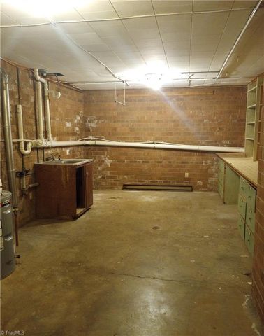 606 Willowmoore Avenue, Thomasville, NC 27360