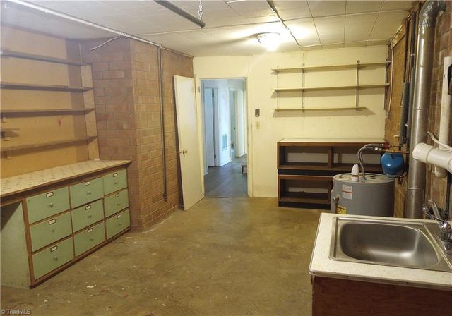 606 Willowmoore Avenue, Thomasville, NC 27360