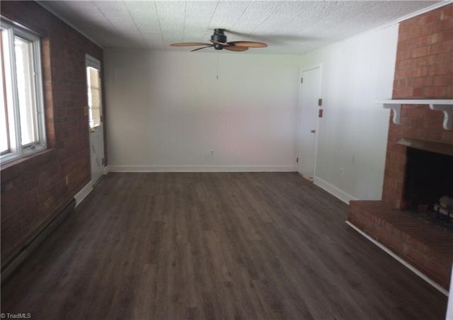 606 Willowmoore Avenue, Thomasville, NC 27360