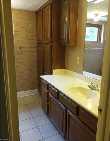 606 Willowmoore Avenue, Thomasville, NC 27360