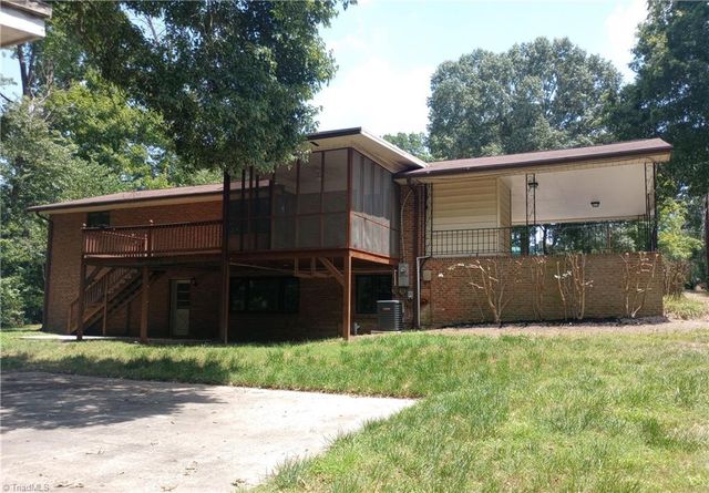 606 Willowmoore Avenue, Thomasville, NC 27360