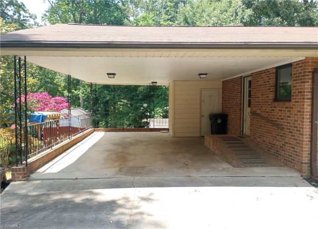 606 Willowmoore Avenue, Thomasville, NC 27360