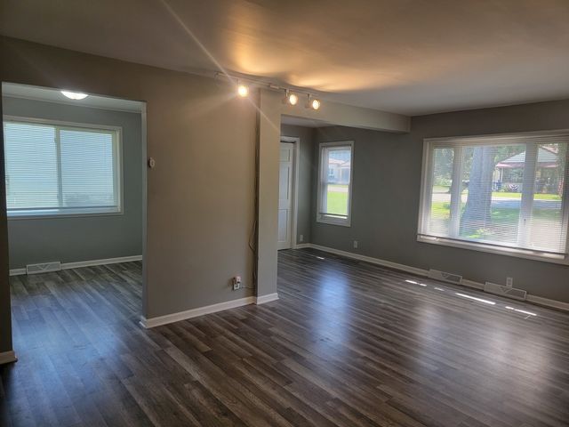 810 Southside Avenue, Mchenry, IL 60051
