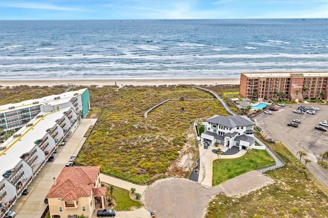 102 Mariners Dr, Port Aransas, TX 78373