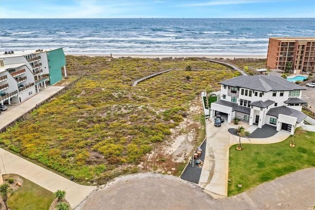 102 Mariners Dr, Port Aransas, TX 78373