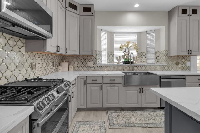 10910 Coldwater Bridge Ct, Sugar Land, TX 77498