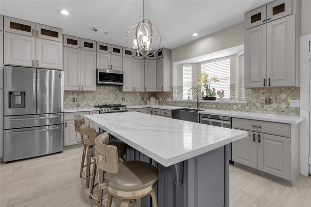 10910 Coldwater Bridge Ct, Sugar Land, TX 77498
