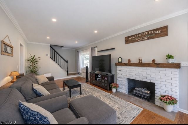 19 Bond Pl, West Caldwell Twp., NJ 07006