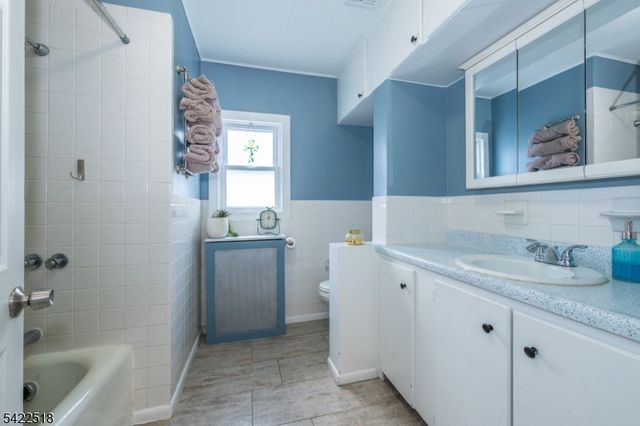 19 Bond Pl, West Caldwell Twp., NJ 07006