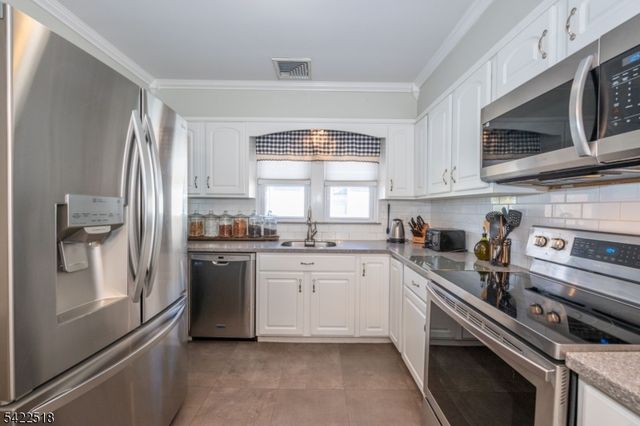 19 Bond Pl, West Caldwell Twp., NJ 07006