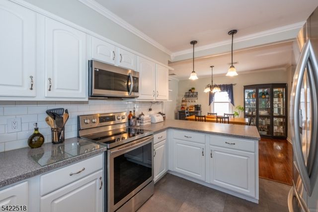 19 Bond Pl, West Caldwell Twp., NJ 07006