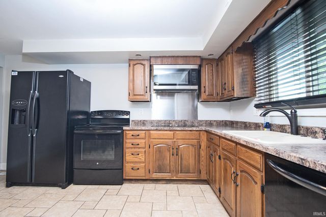9022 Greenmeadow Drive, New Haven, IN 46774