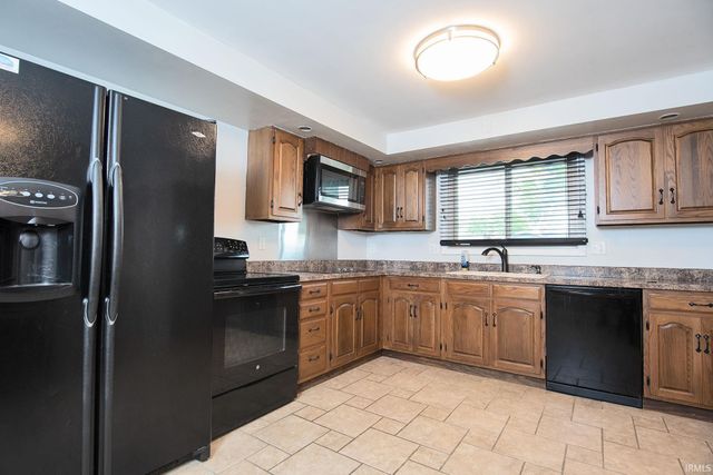 9022 Greenmeadow Drive, New Haven, IN 46774