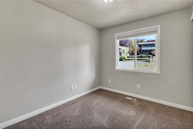 30325 9th Avenue S, Federal Way, WA 98003