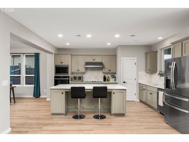 124 W 20TH Way, La Center, WA 98629