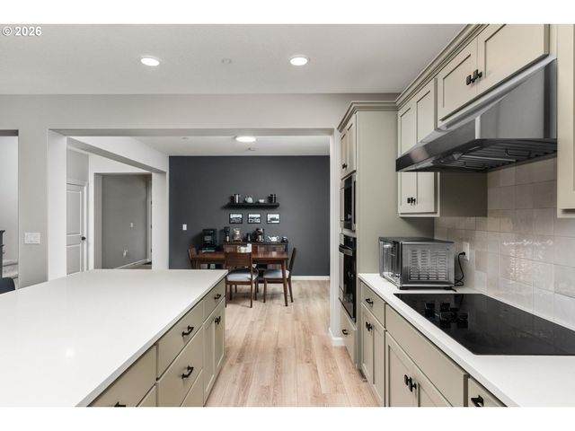 124 W 20TH Way, La Center, WA 98629