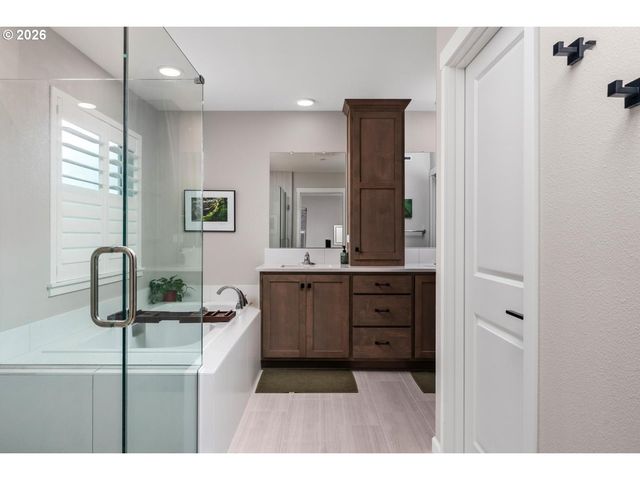 124 W 20TH Way, La Center, WA 98629
