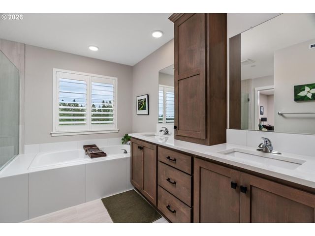 124 W 20TH Way, La Center, WA 98629