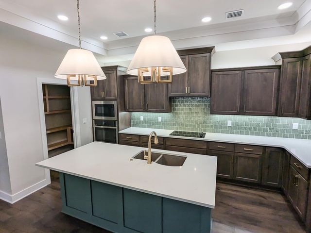 727 E Lexington Ln, Andover, KS 67002
