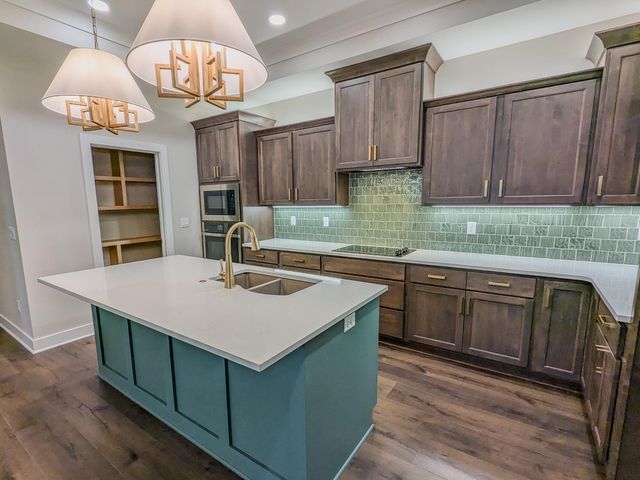 727 E Lexington Ln, Andover, KS 67002