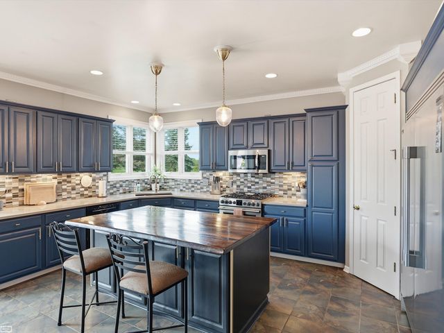 36531 N Pointe Drive, New Baltimore, MI 48047