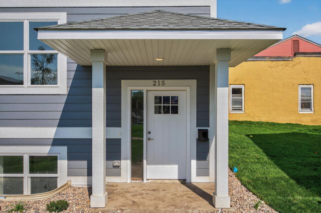 215 N Walnut Street, Chaska, MN 55318