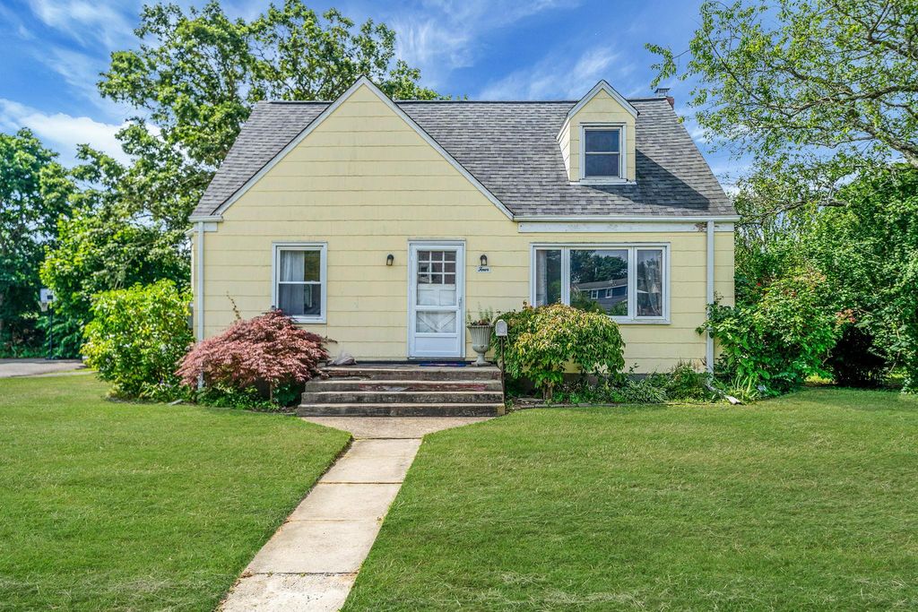 4 Jones Street N, Patchogue, NY 11772
