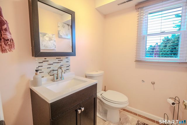 10 Eastwood Road, West Hartford, CT 06117