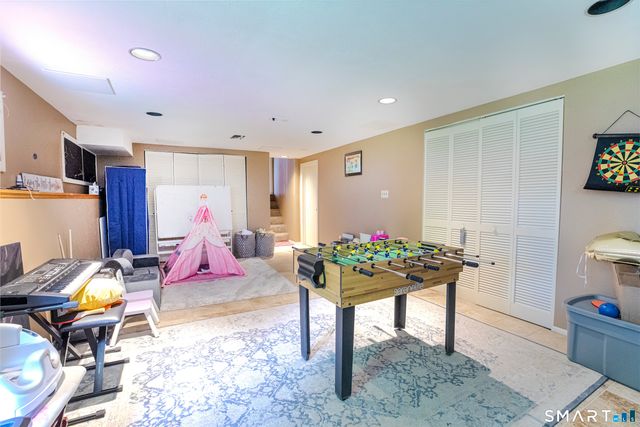10 Eastwood Road, West Hartford, CT 06117