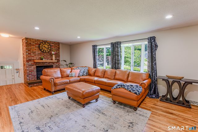 10 Eastwood Road, West Hartford, CT 06117