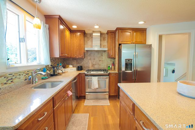 10 Eastwood Road, West Hartford, CT 06117