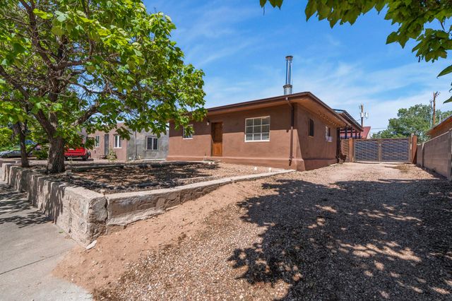 325 Fiesta Street, Santa Fe, NM 87501