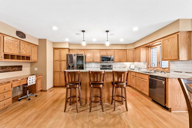 W239S6002 Chinook COURT, Waukesha, WI 53189