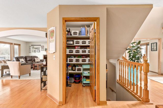 W239S6002 Chinook COURT, Waukesha, WI 53189