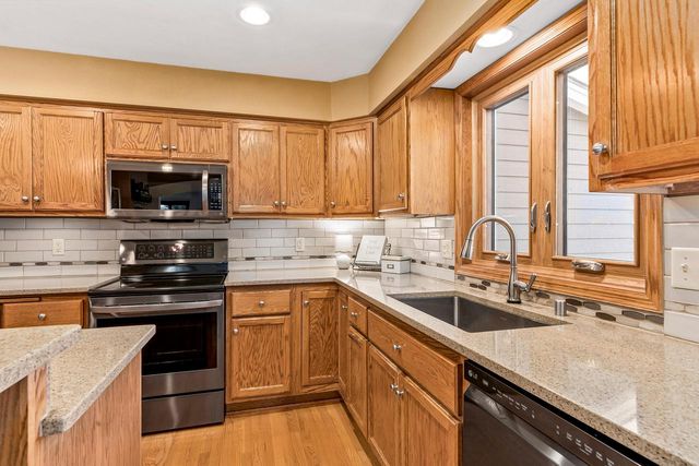 W239S6002 Chinook COURT, Waukesha, WI 53189