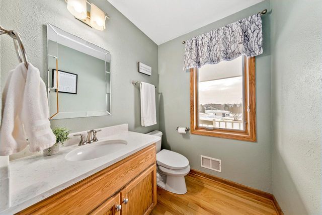 W239S6002 Chinook COURT, Waukesha, WI 53189