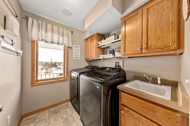 W239S6002 Chinook COURT, Waukesha, WI 53189