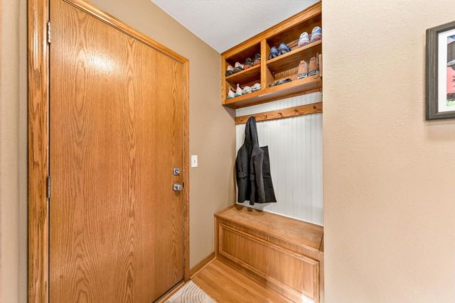 W239S6002 Chinook COURT, Waukesha, WI 53189