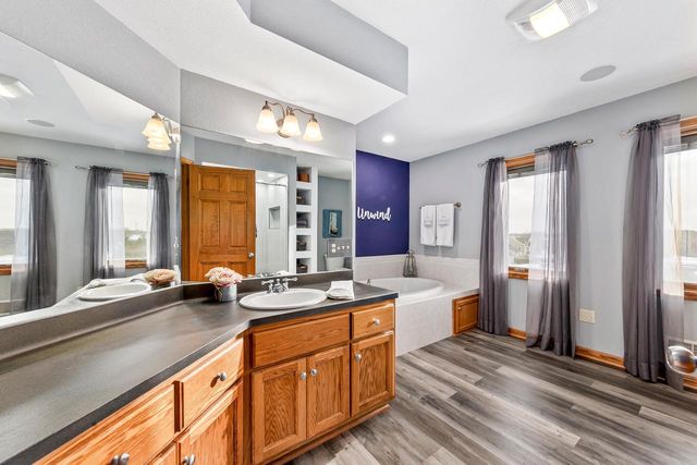 W239S6002 Chinook COURT, Waukesha, WI 53189