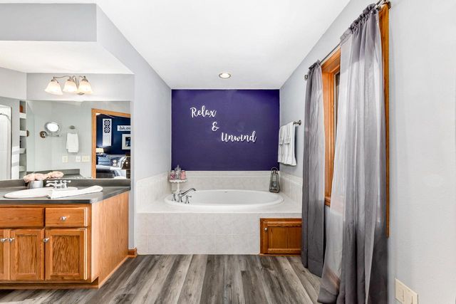 W239S6002 Chinook COURT, Waukesha, WI 53189