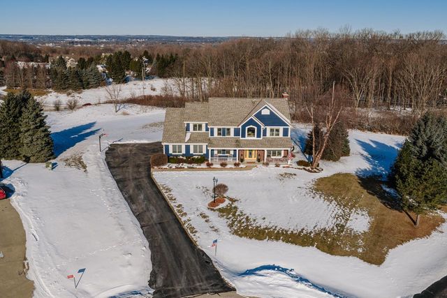 W239S6002 Chinook COURT, Waukesha, WI 53189